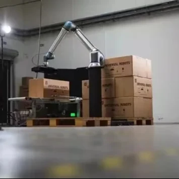 High Performance UR 20 Cobot with AIR PICK Gripper China Supplier Robotic Arm 20kg Payload for Stacking Weightlight Parts