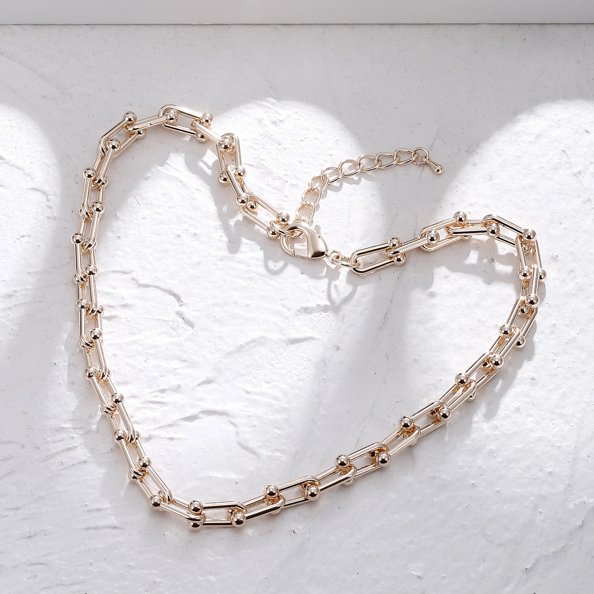 时尚珠宝铜质女士金色拉长矩形链子马蹄形回形针项链 - buy women