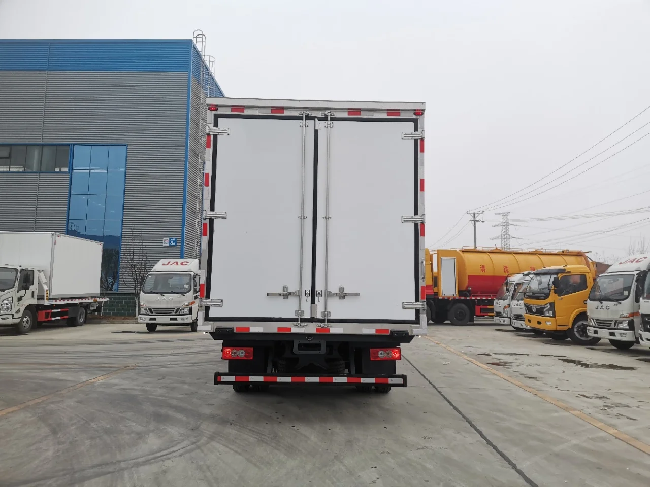 product foton aumark 4x2 new condition 5 ton box type diesel manual transmission refrigerated food truck freezer storage transport truck-4