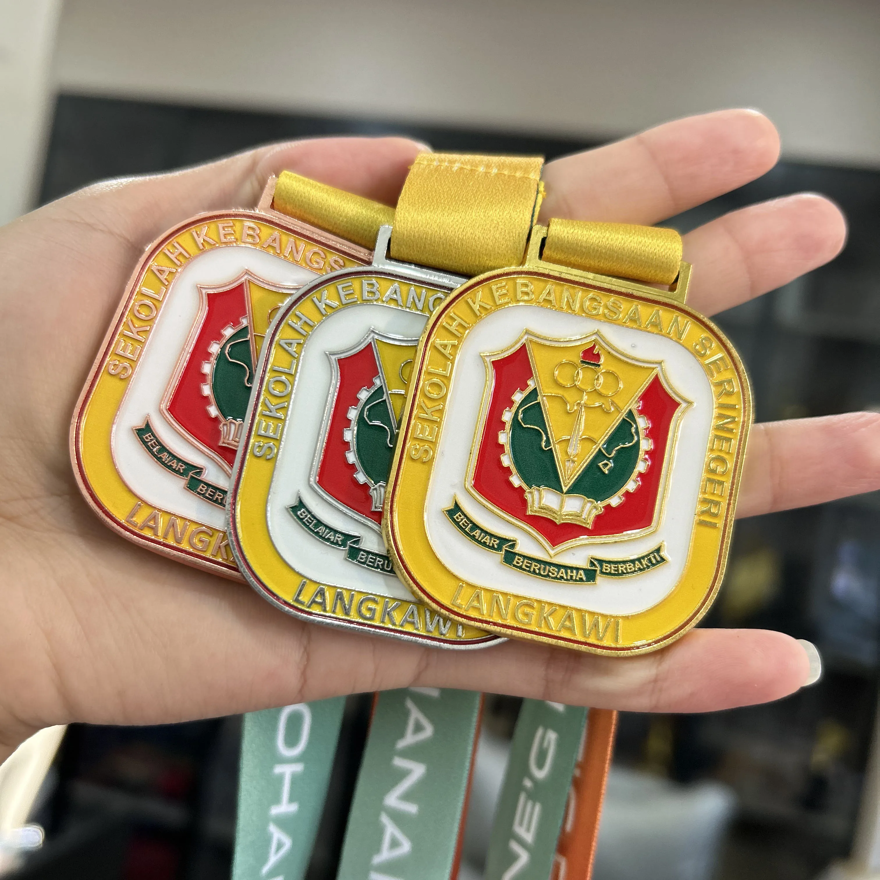 โรงงานผลิตเหรียญรางวัลโลหะแบบกำหนดเอง เหรียญกีฬามาราธอน เหรียญถ้วยรางวัลฟุตบอลโลหะ