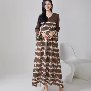 2024 Vintage Floral Pattern Women's Casual Pleated Dress Elastic Stretch Wave Point Diamond & Breathable Dot Free Size