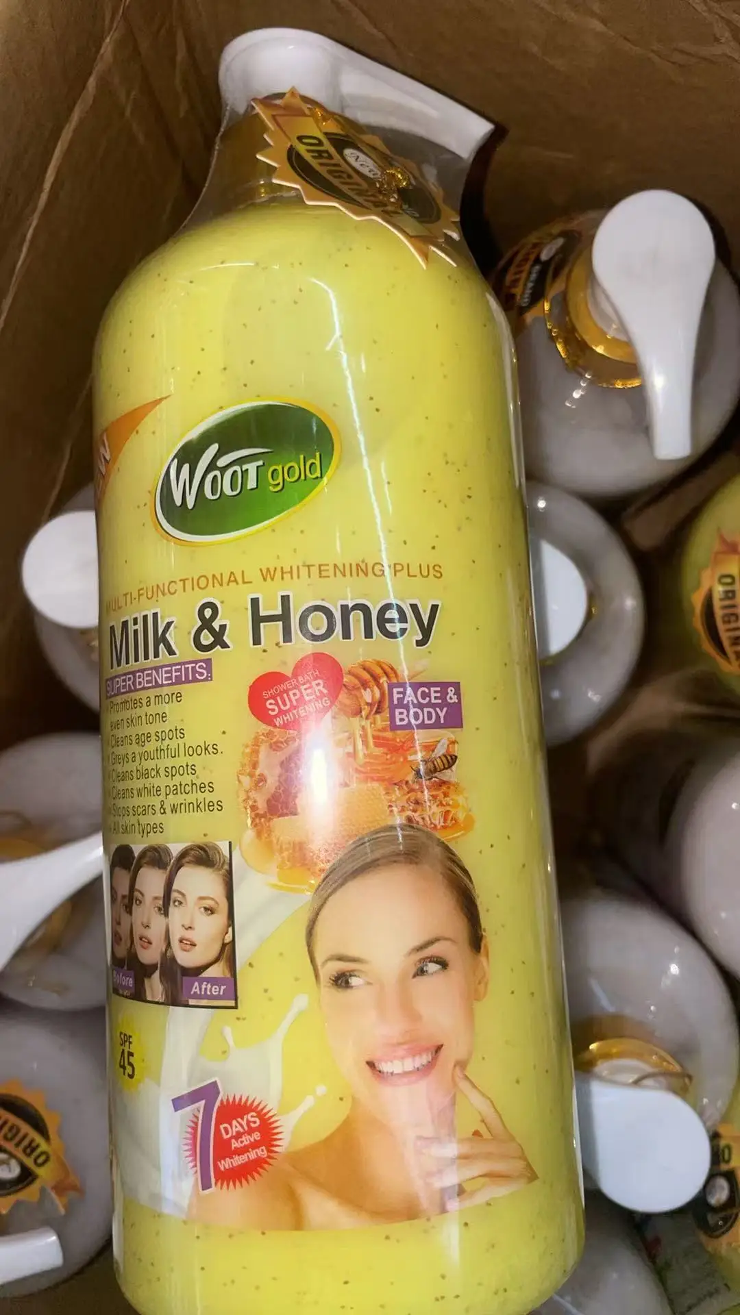 Gel douche Woot Gold à l'alpha-arbutine et au collagène, éclaircissant, nourrissant, exfoliant et nettoyant.