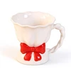 Blanc avec nœud rouge