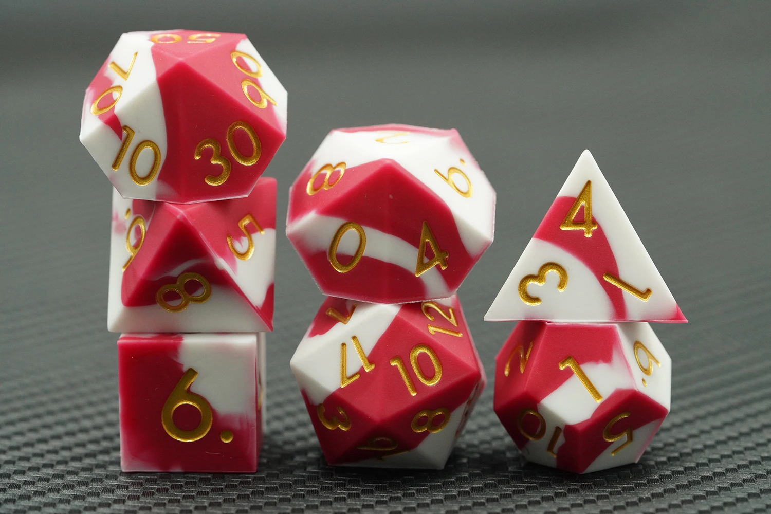 Handmade 16mm Polyhedral Silicone Dice Set Red White Gold Number 7pcs for DND Games manufacture