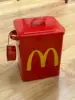 Cubo de comida para perros McDonald's rojo - Envío de sticker impermeable M.