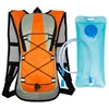 Mochila naranja con bolsa de hidratación.