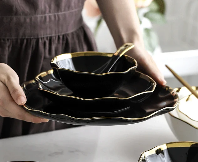 नॉर्डिक रेस्तरां डिनरवेयर सेट सिरेमिक ब्लैक व्हाइट पोर्सिलेन डिनर प्लेट गोल्ड रिम के साथ 25