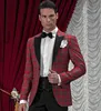 Giacca rossa + pantaloni neri