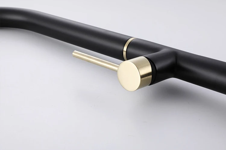 Grifo de fregadero de cocina abatible con sensor táctil negro y dorado con rociador