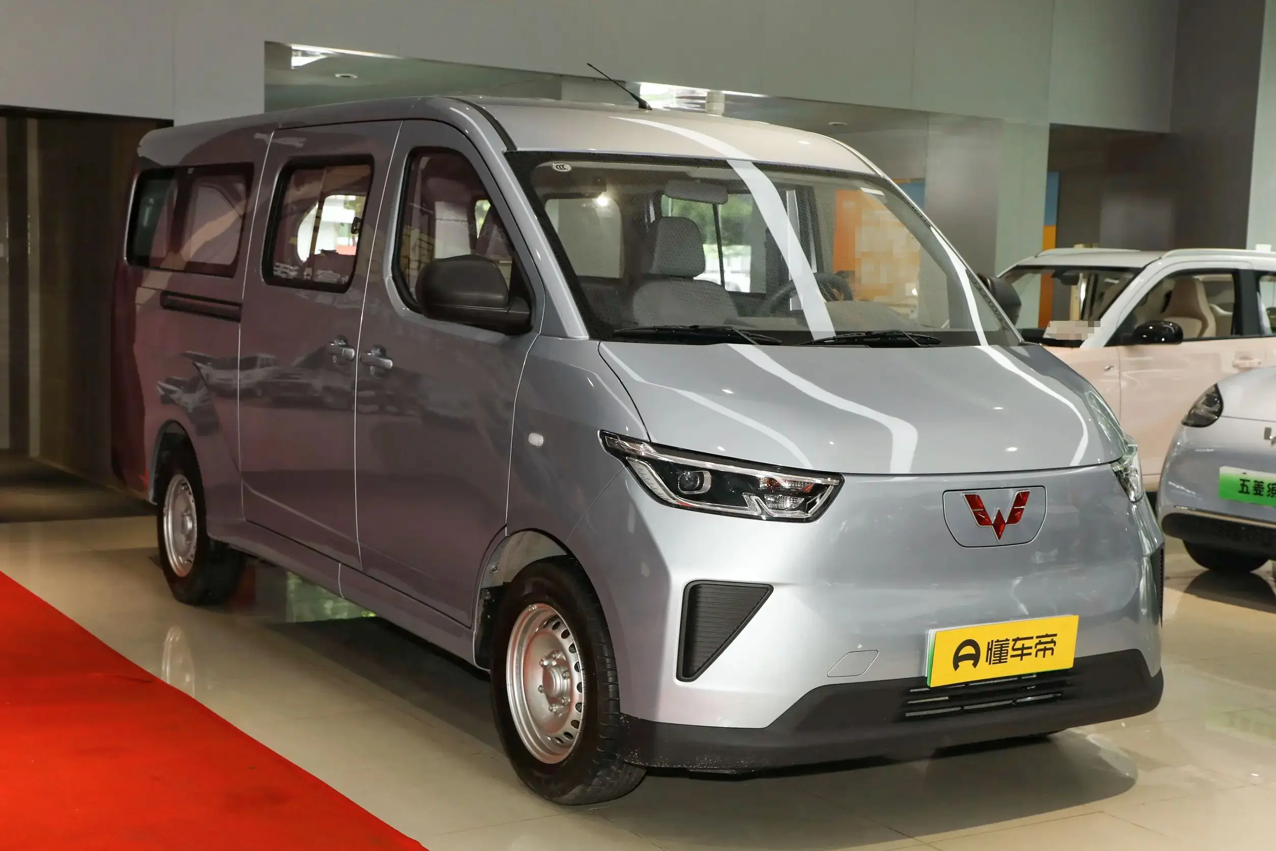 Wuling Yangguang 230km Pure Electric Range Small Electric Van Bus Mini Passenger Car Electric Bus 6 Seater Passenger Vehicle