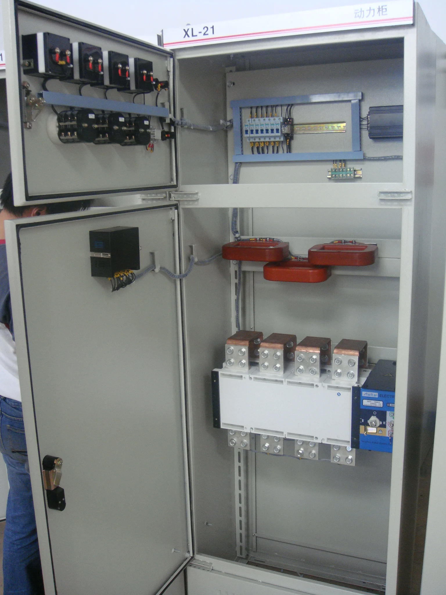 Заводская поставка 125A настенный основной выключатель нагрузки Центральная панель сборка низковольтных изделий