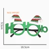 Gorro navideño verde con gafas grandes.