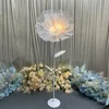 Luz cálida de flor blanca.