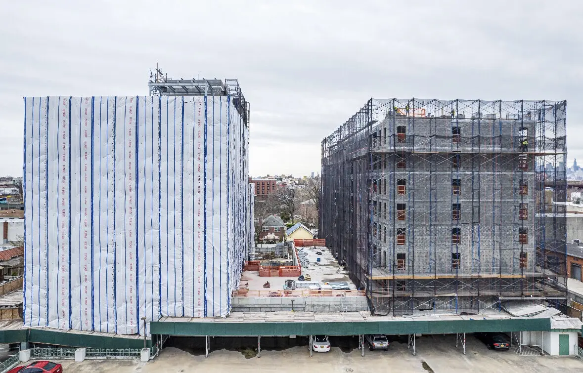 Lona para andamios de tela PE impermeable para exteriores en sitios de construcción, resistente al viento, ecológica, de peso medio, revestida, estilo liso, contra polvo