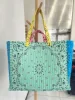 Verde menta con finiture blu cielo