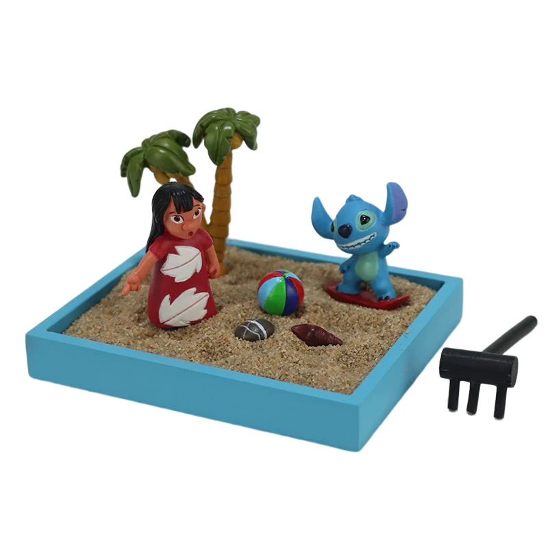 Prilagodi statuu od smole: devojčica suseda igra se loptom sa Stičom na pesku na plaži za decu i malu baštu