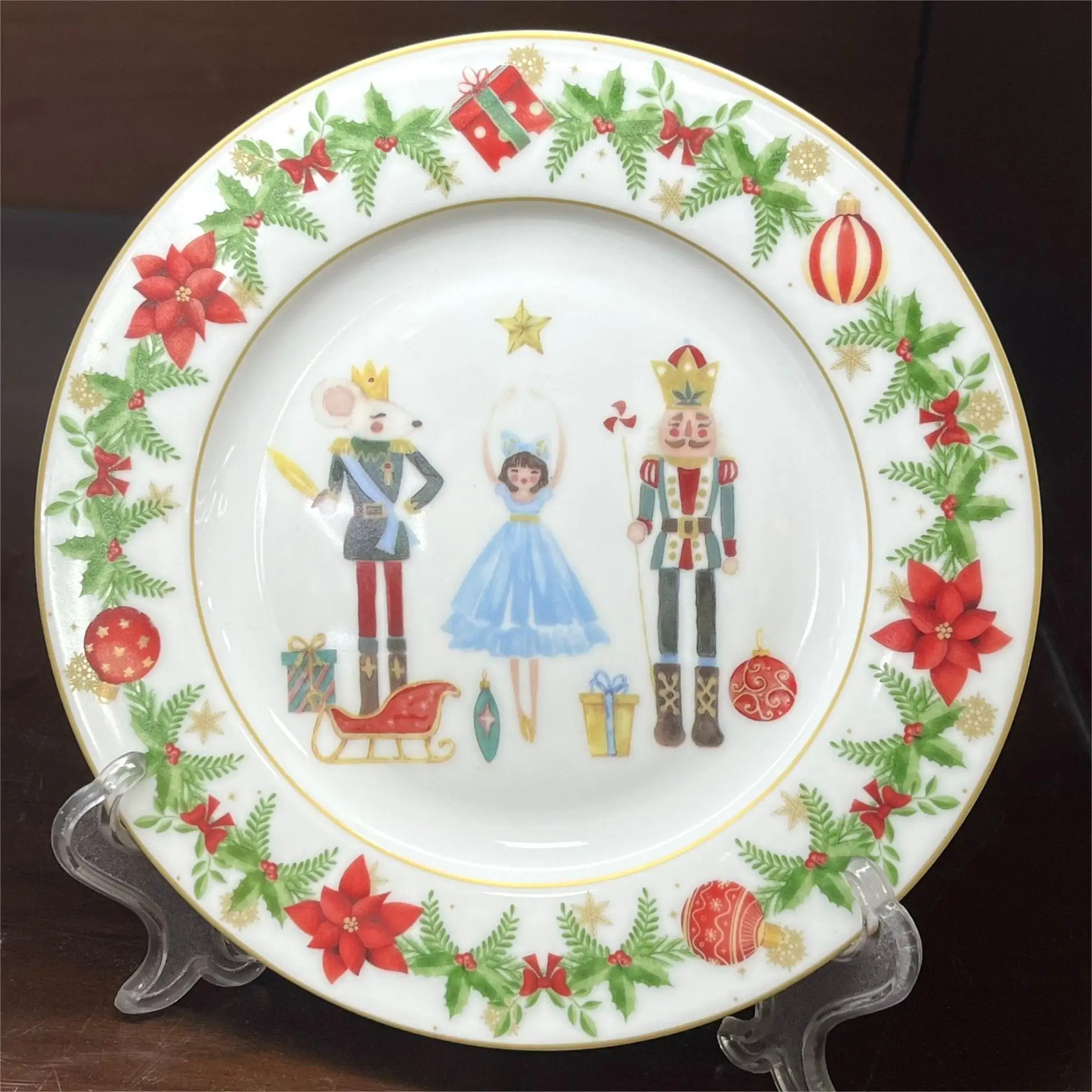 Certified International Christmas Story Red & Green Porcelain Fine Bone china 10.5in 8.5in 7.5in Dinner Plates manufacture