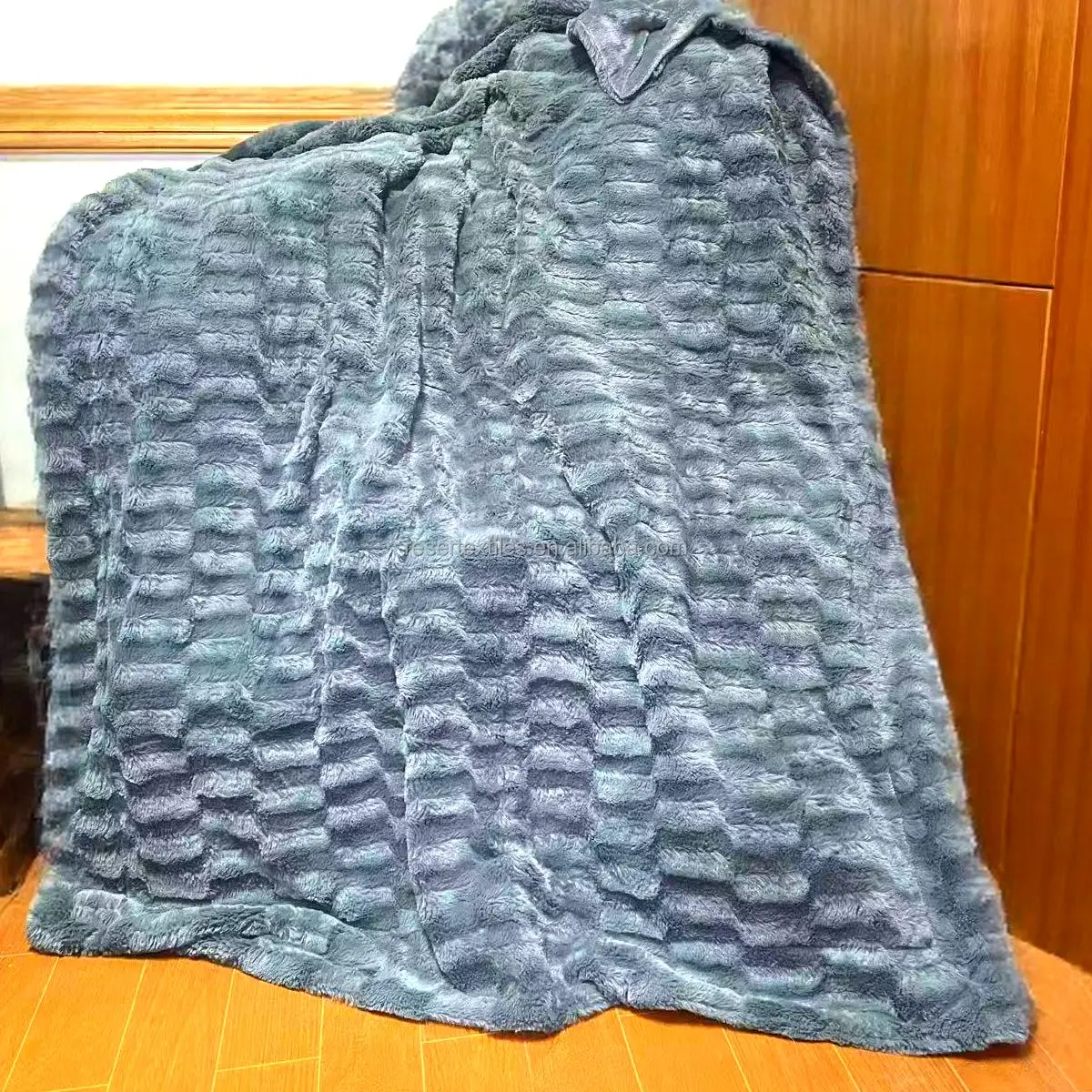 Solid Fluffy Soft Modern Knitted 100% Polyester Winter Fleece Throw Blanket Anti-Dust Mite Machine Washable Long Hair Cozy Fuzzy