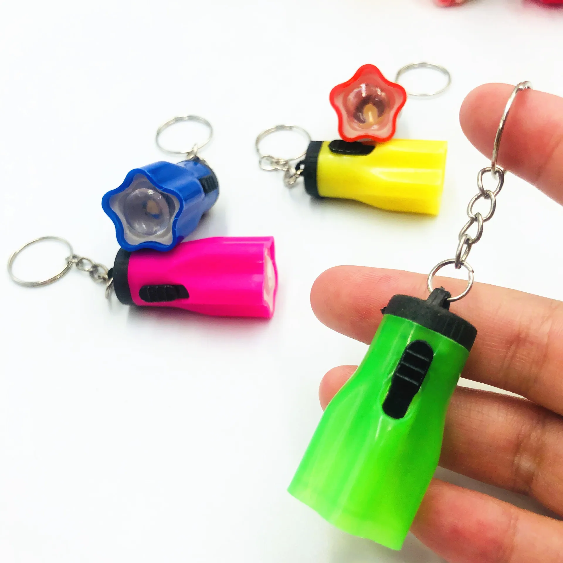 Оптовая продажа пластиковый фонарик яркий светодиодный брелок подарки детские светящиеся