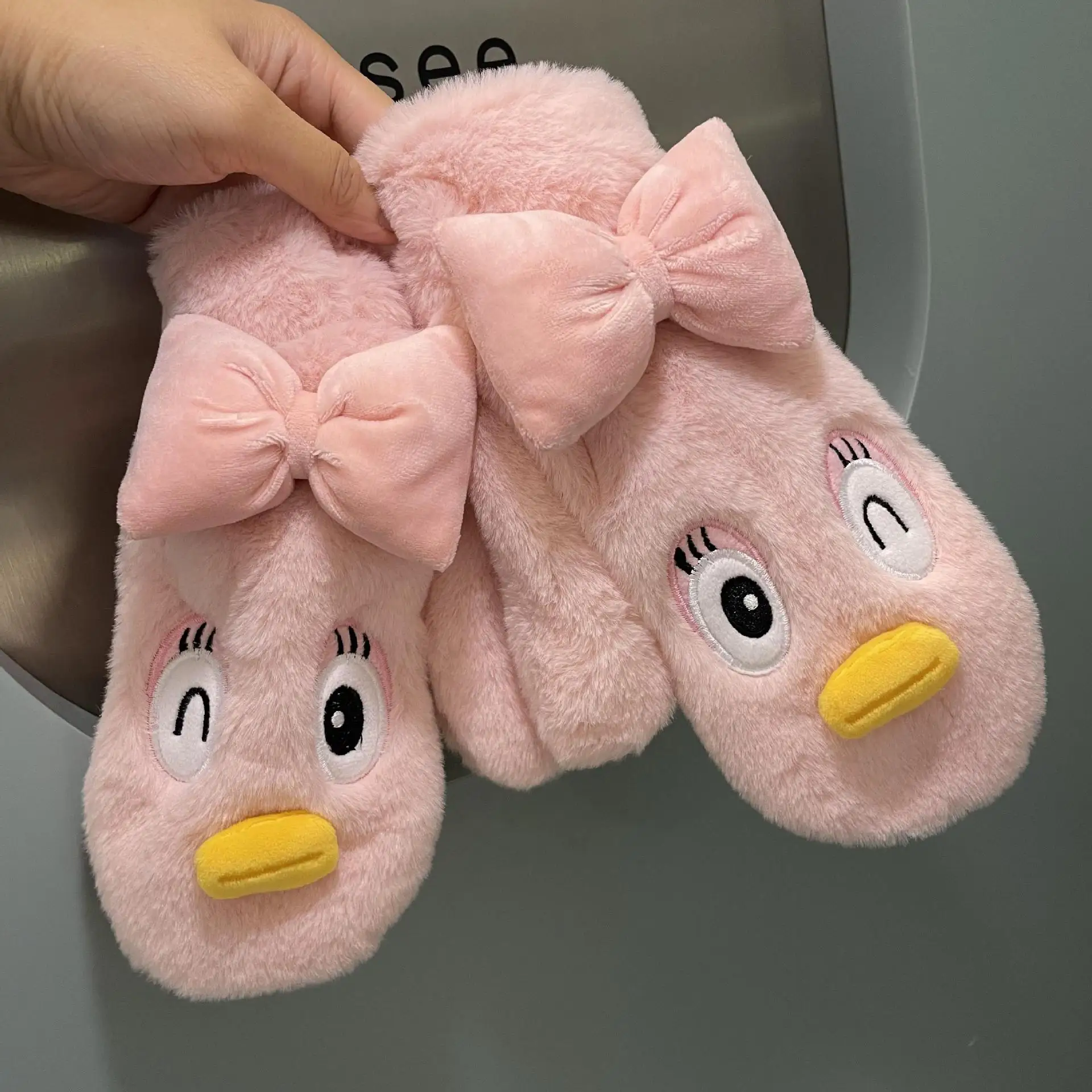 Индивидуальные теплые зимние перчатки для рук милые Мультяшные модные вязаные варежки с подвесным воротником верховой