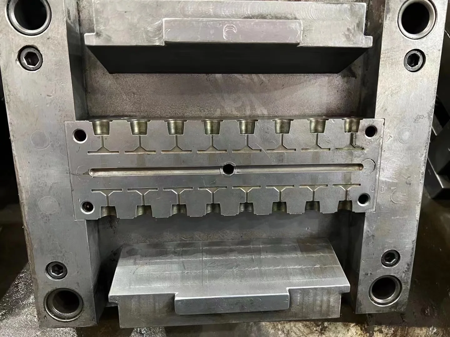 Cheep Used Concrete Injection Molds Send Hand Moulds Water Gun Toys Molds for Sales