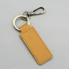 Carte en cuir jaune