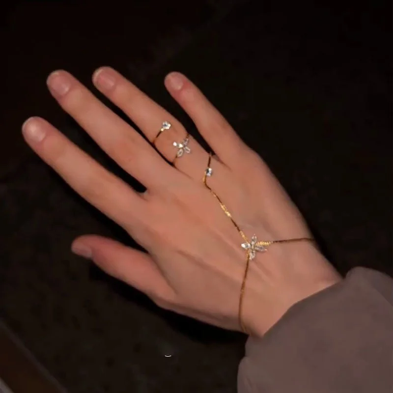Elegant Diamond Flower Bracelet - Minimalist Design