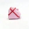 Caja de regalo en forma de corazón con mecanismo de clic [y llavero].