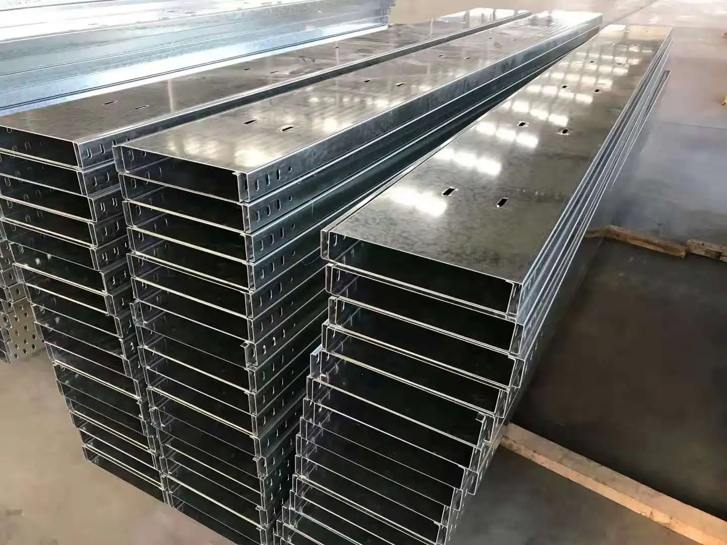 Waterproof aluminum ventilated cable tray support raceway powder