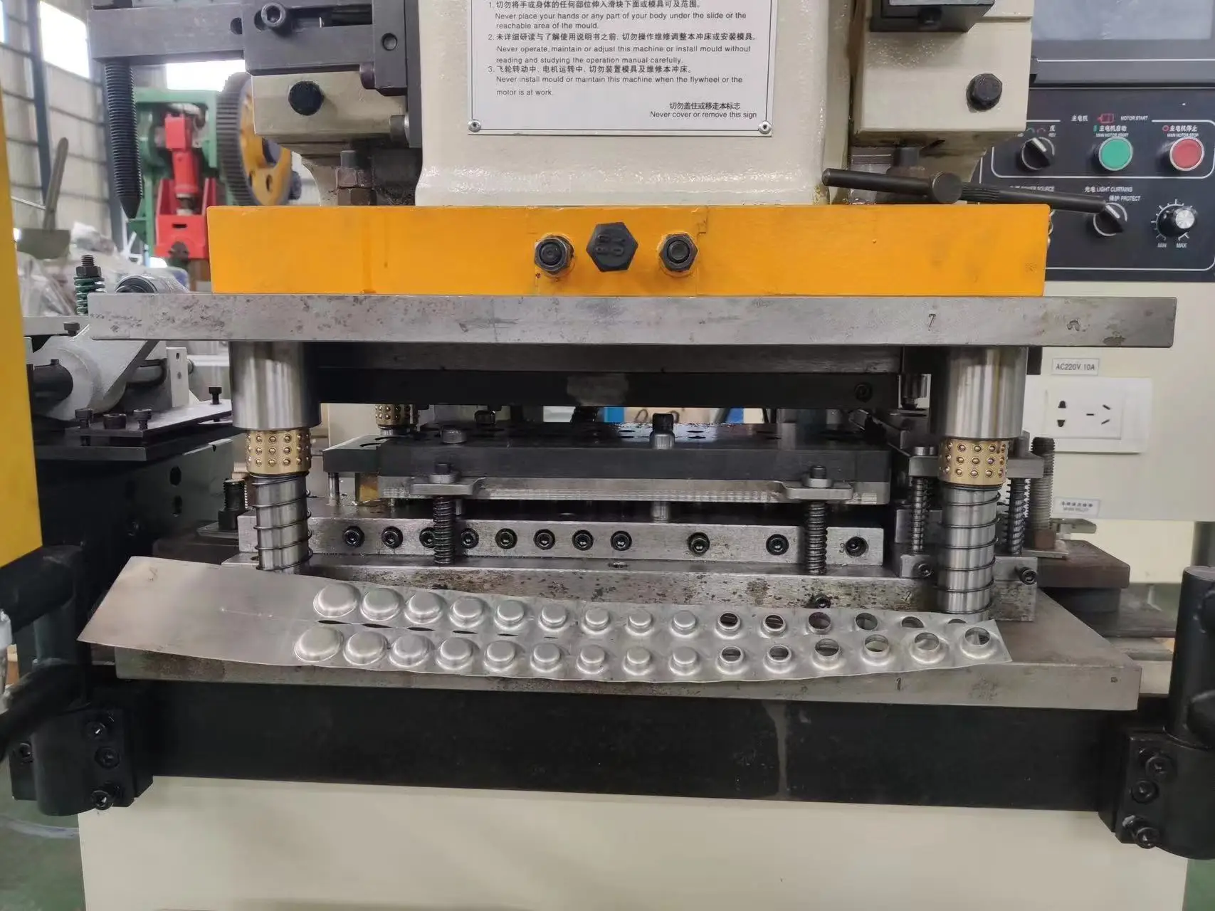 Metal Eyelet Button Hole Ring Production Line Fully Automatic Eyelet Stamping Machine for Metal Grommet
