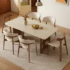 Una mesa con seis sillas