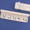 Broches Panda couché, coffret cadeau et sac cadeau