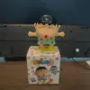 Shin-chan Abito Blu con Movimento del Sedere (Confezione Colorata)