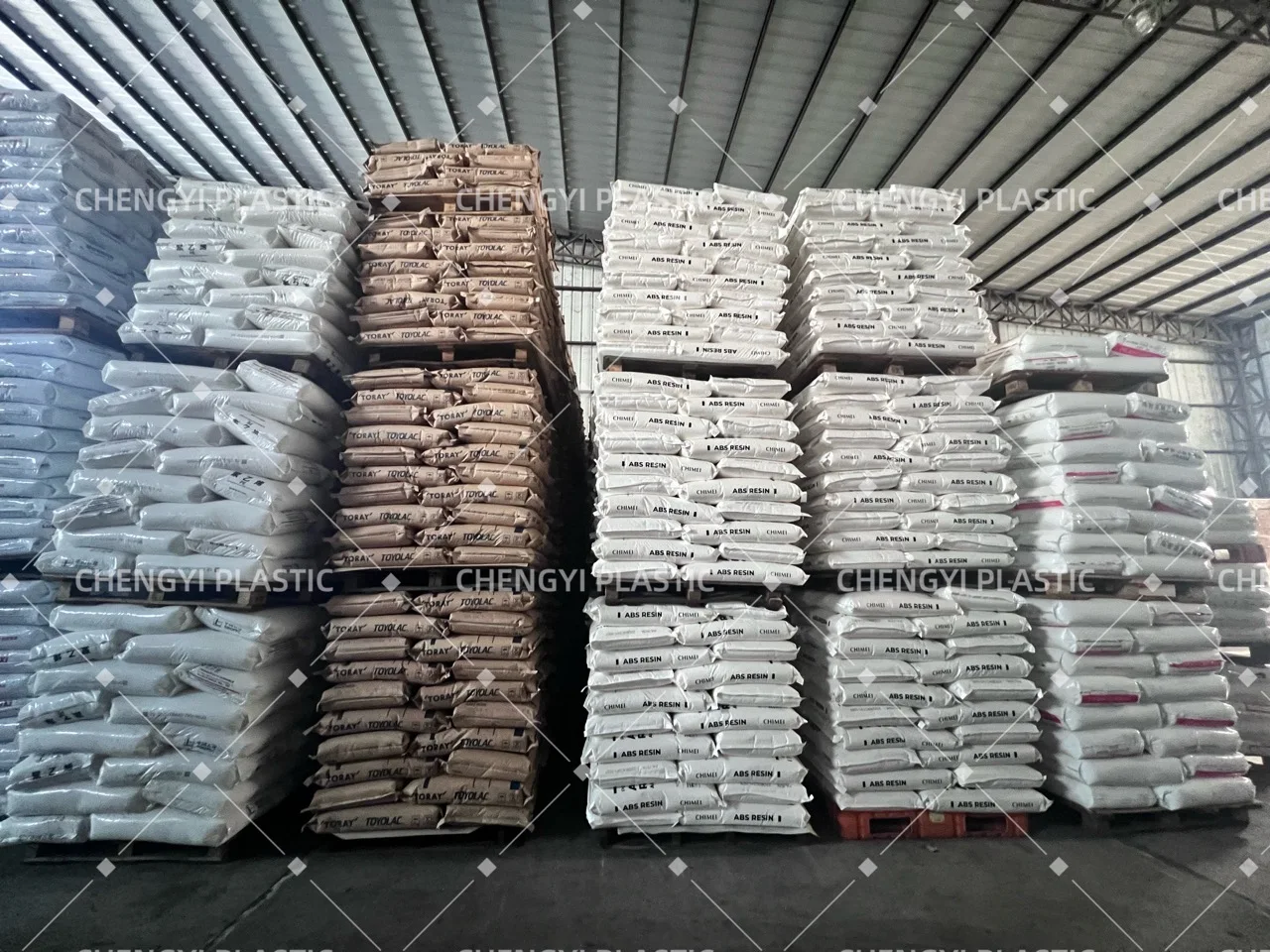 Заводская дешевая цена пластиковые смолы низколетучие гранулы пластиковое сырье PBT 4815