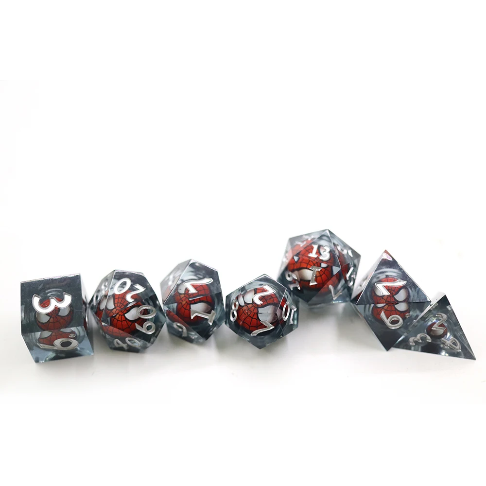 Yushun 7-delt DND-spil sæt Røde Harpiksterninger med Hvide Tal Spiderman Tema Brætspil Terning Sæt