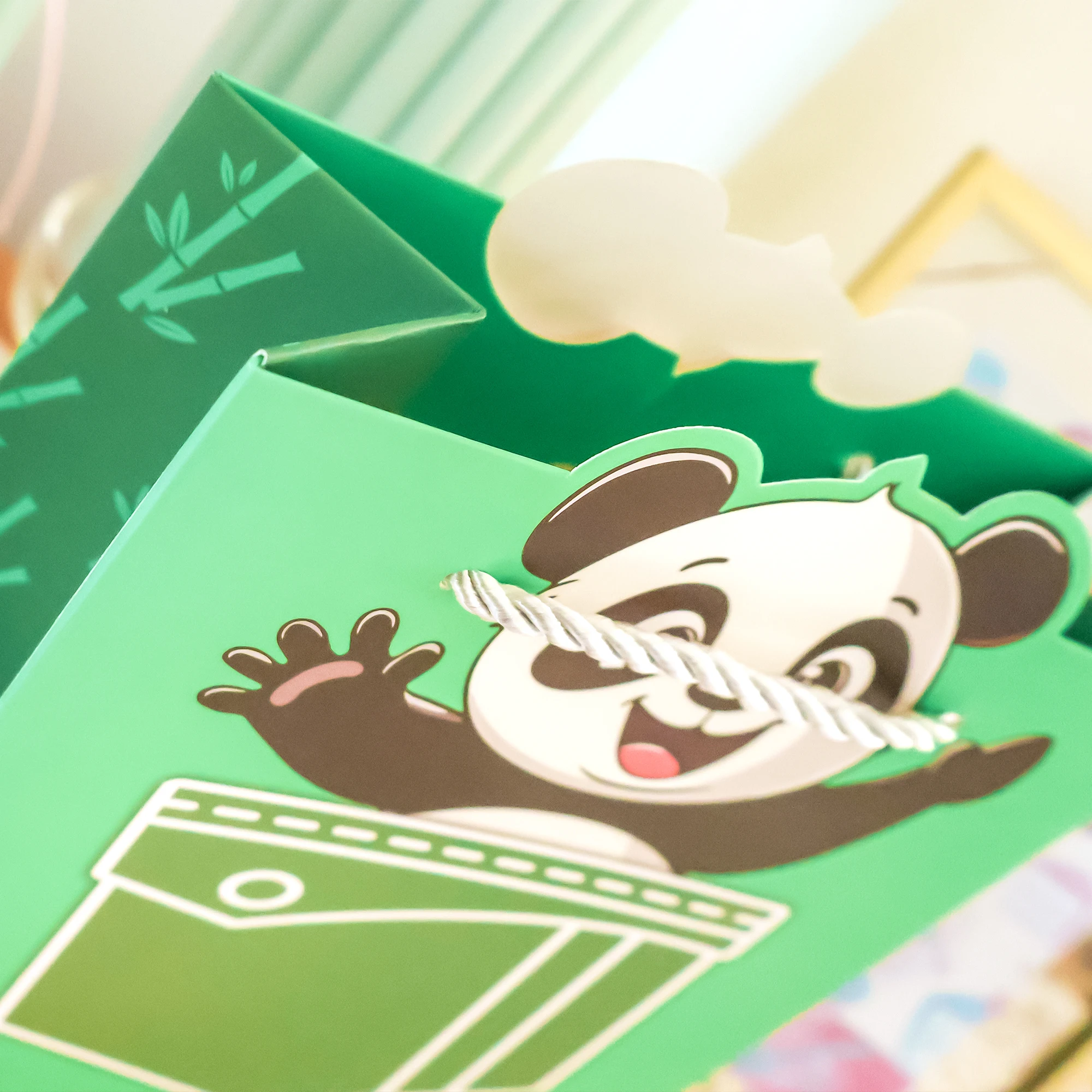 OLANTAI Eco-Friendly Recyclable Durable Food Grade Kraft Paper Gift Packaging Bags with Ribbon Handle and Embossing