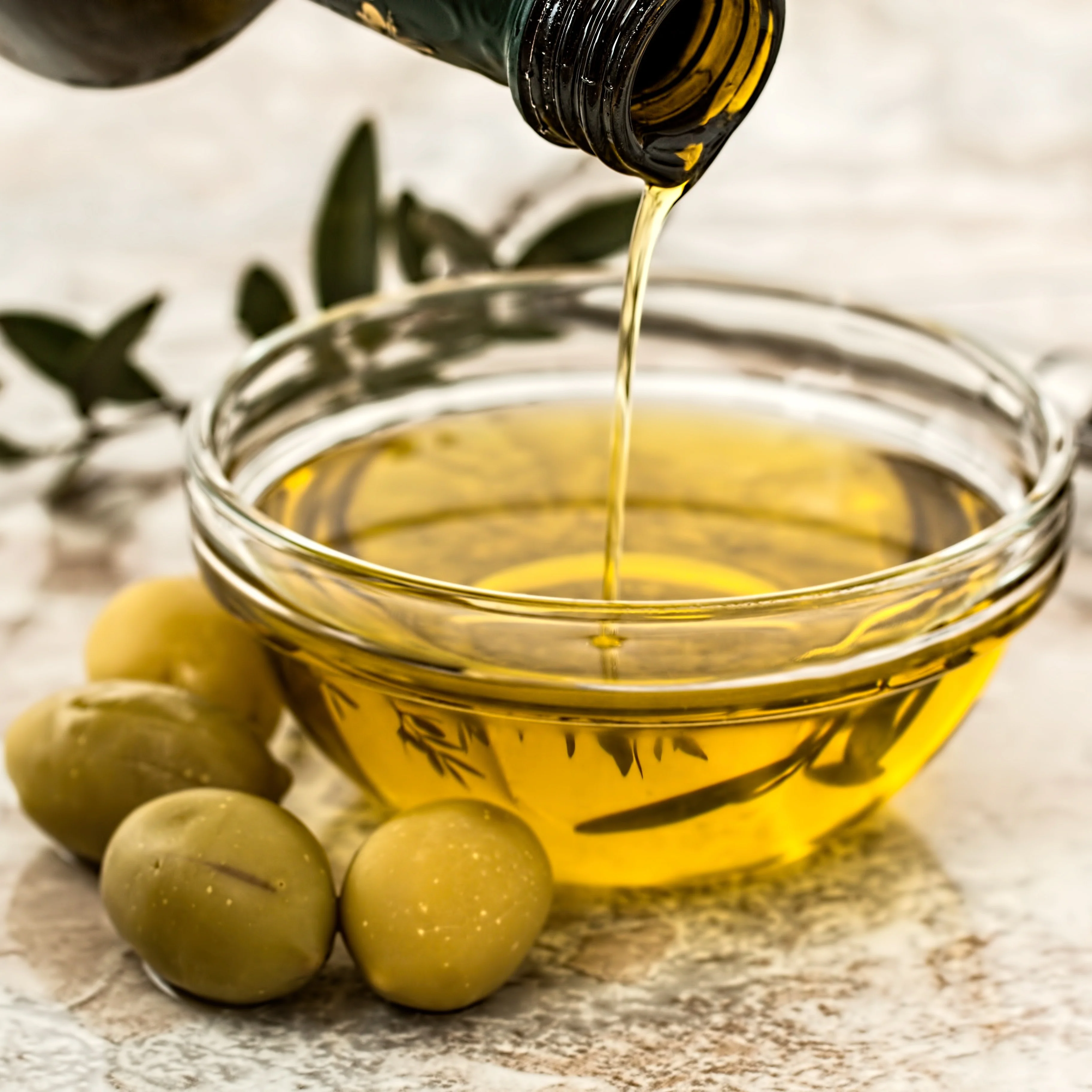 Оливковое масло и мед. Соль и оливковое масло. Масло на основе оливкового масла. Оливковое масло льют. Подсолнечное масло натощак