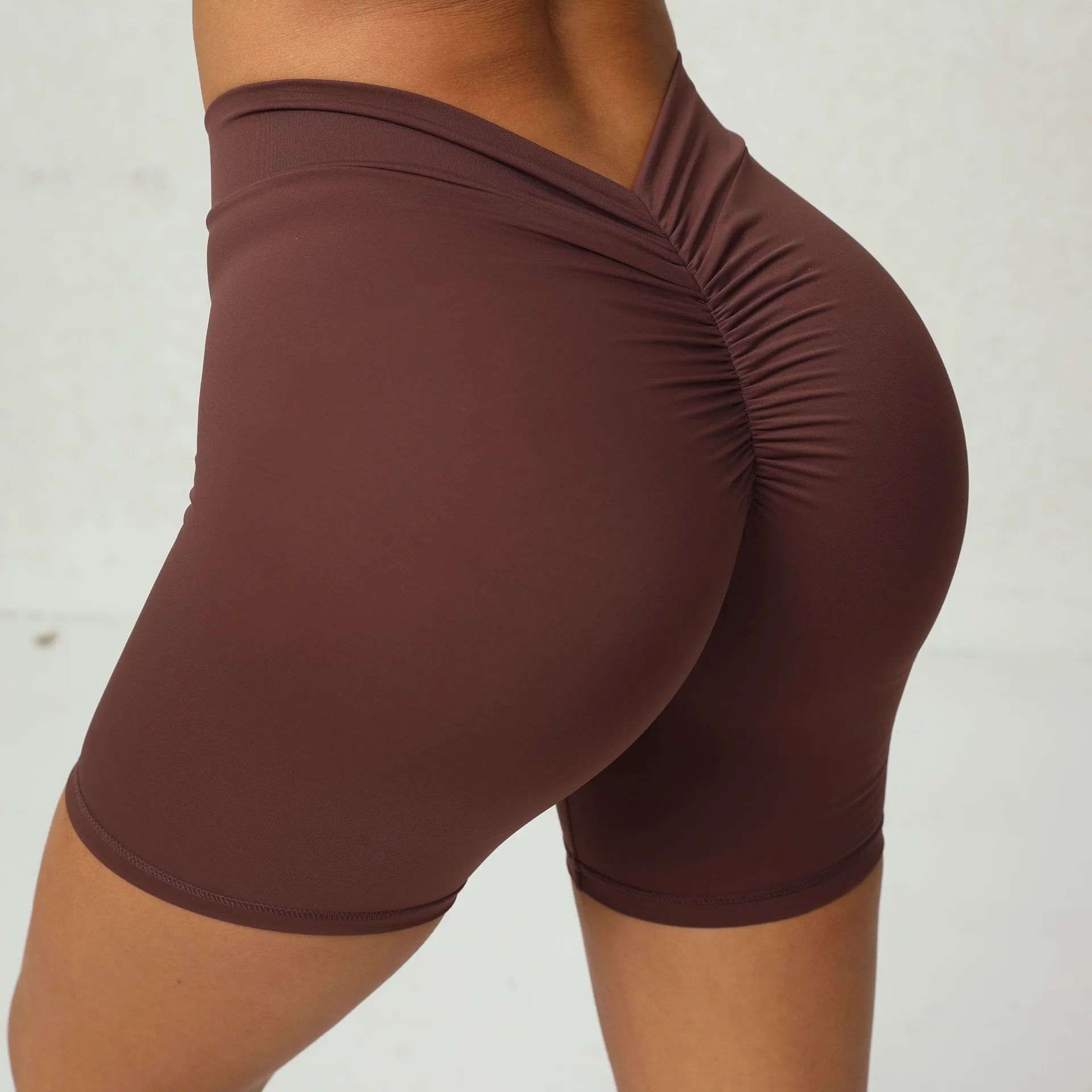 Wholesale Short back waist deep V shaped tight hip yoga shorts high quality scrunch workout shorts peach hip fitness shorts details