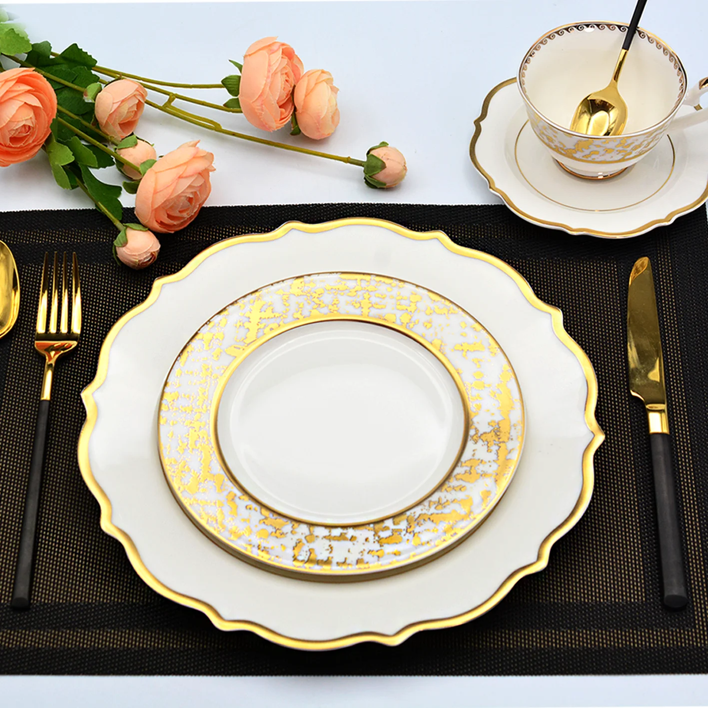 Wholesale 4pcs Dinner Plate Cup Set Luxury Embossed Gold