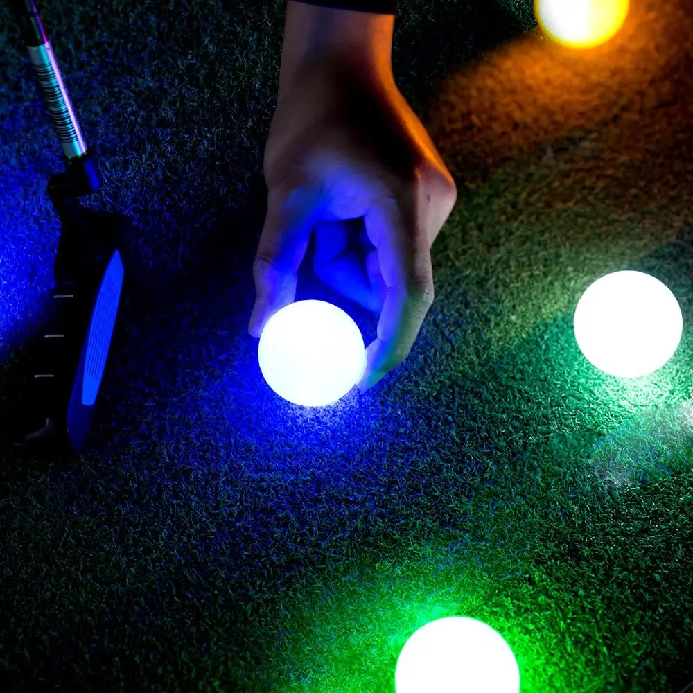 Led balls. Светящийся гольф. Светящийся шарик в руке. Мяч светится в темноте. Светящаяся люстра в темноте.