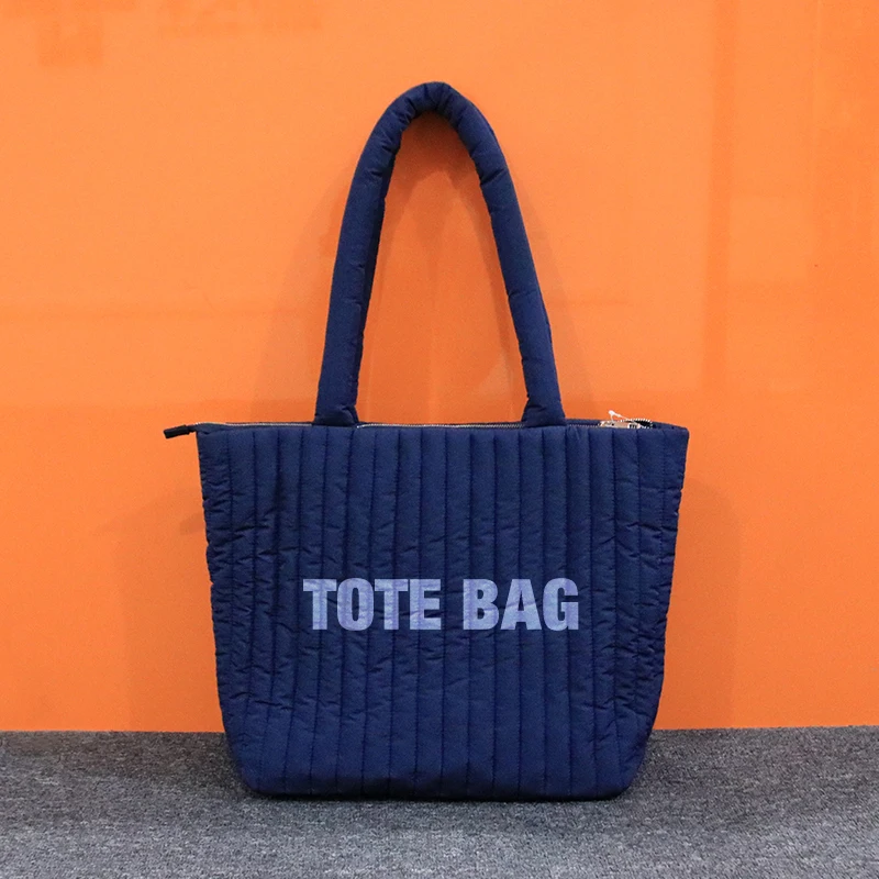 Stor kapasitet toteveske med lommer og glidelås nylonkveidet pufset veske tilpasset dempet stil handlevasker over skulder