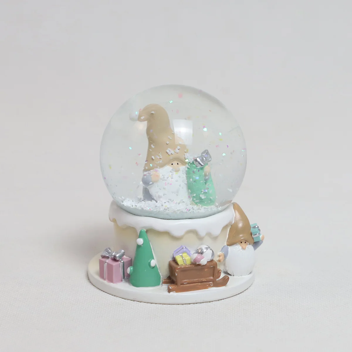 Factory Wholesale Holiday Gifts Resin Crafts Snowball Christmas Snow Ball Custom Xmas Decoration Snow Globe Decor Santa Claus