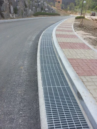 Сверхпрочная оцинкованная стальная дренажная решетка для проезжей части и тротуара