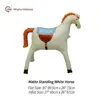 Cavallo bianco in piedi opaco