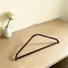 Percha para ropa color nogal