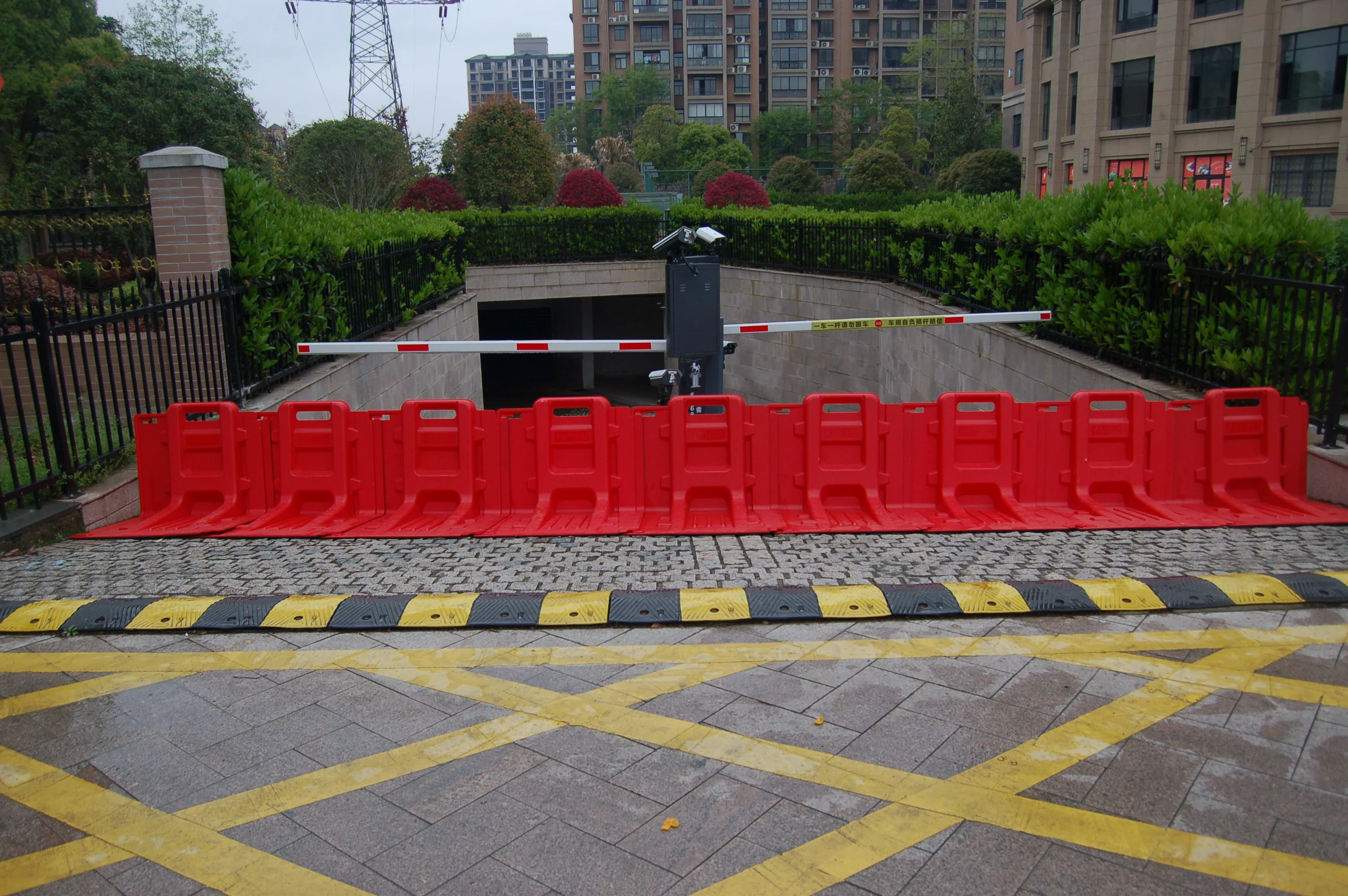 Outdoor Road Plastic Water Filled Road Safety Barrier Practical Traffic ...