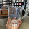 Tazza da caffè in vetro con stampa di testo francese chiaro e manico