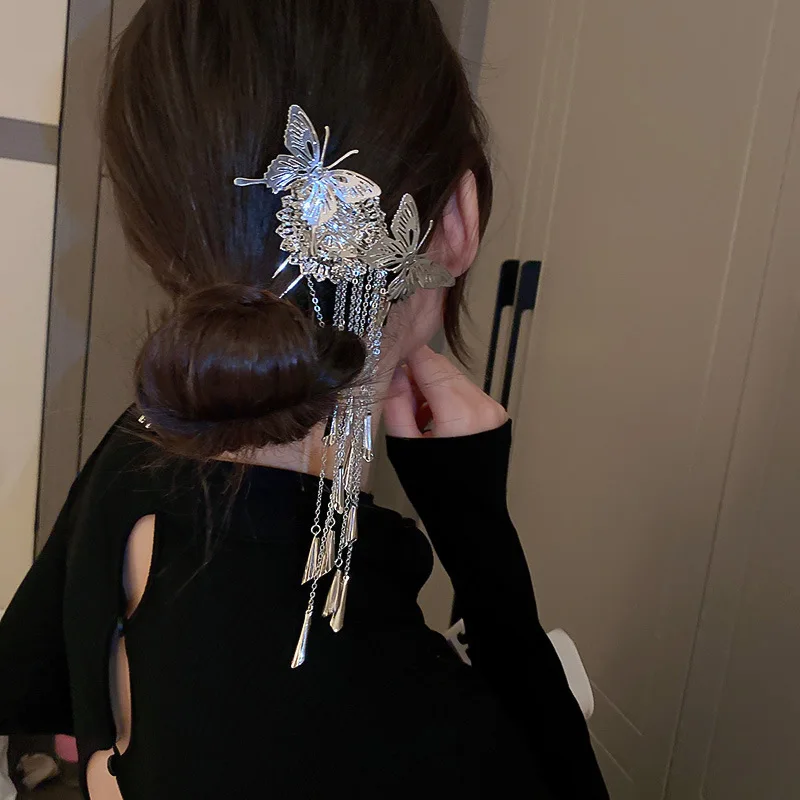 Зимняя заколка для волос с кисточками