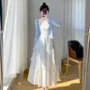 Ensemble deux pièces : cardigan bleu et nuisette.