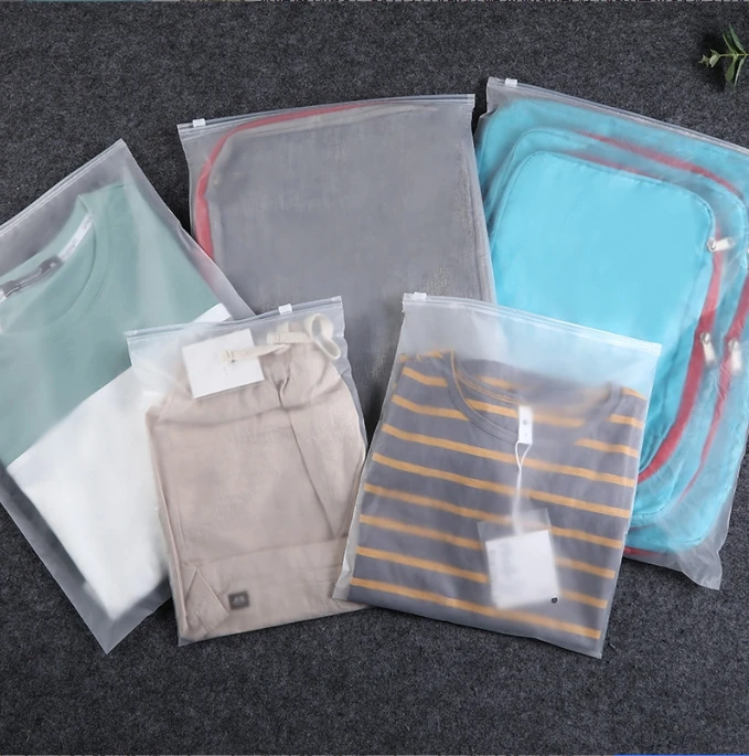 Velkoobchodní recyklovatelné průhledné/černé/nude/červené matné plastové zip bag s uzávěrem pro oblečení 40x50 cm